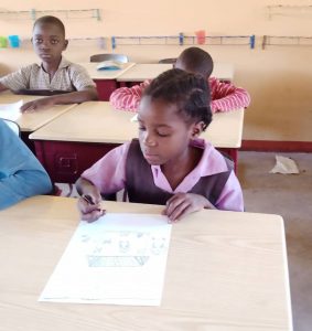 Wat kindertekeningen je kunnen vertellen! The children of the Linda Blind Farm School inspire a designer by their drawings.